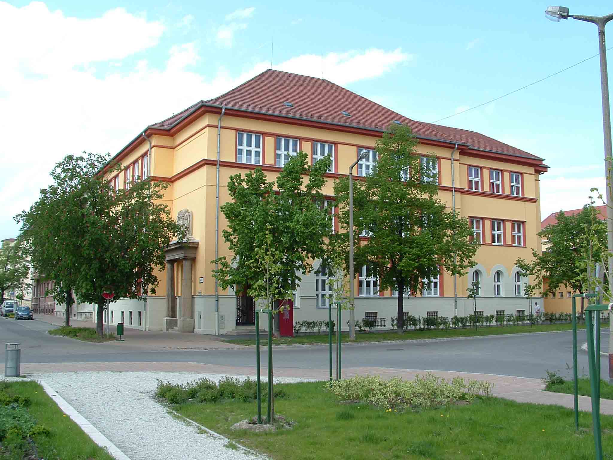 E�tv�s J�zsef Evang�likus Gimn�zium �s Eg�szs�g�gyi Szakk�z�piskola tet�ter�nek be�p�t�se - Sopron